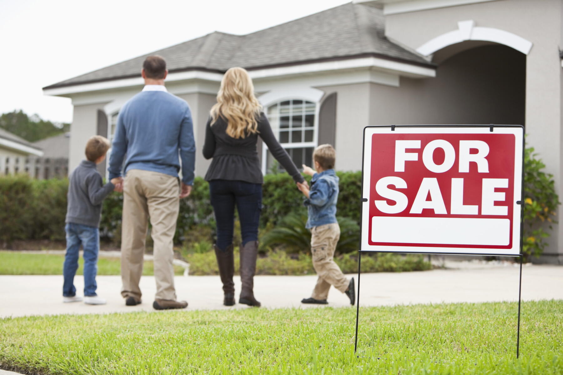 How to Buy and Sell a Home at the Same Time